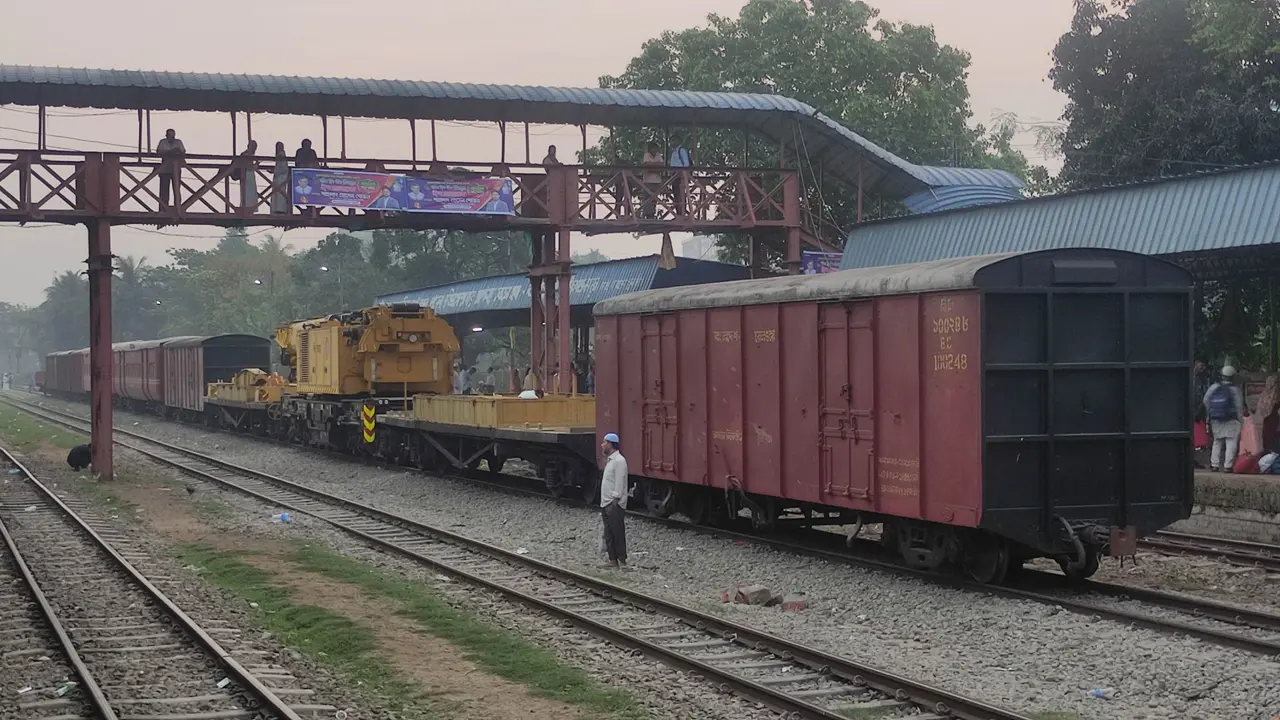 ব্রাহ্মণবাড়িয়ায় লাইনচ্যুত ট্রেন উদ্ধারে চলছে কাজ, সিডিউলে বিপর্যয়