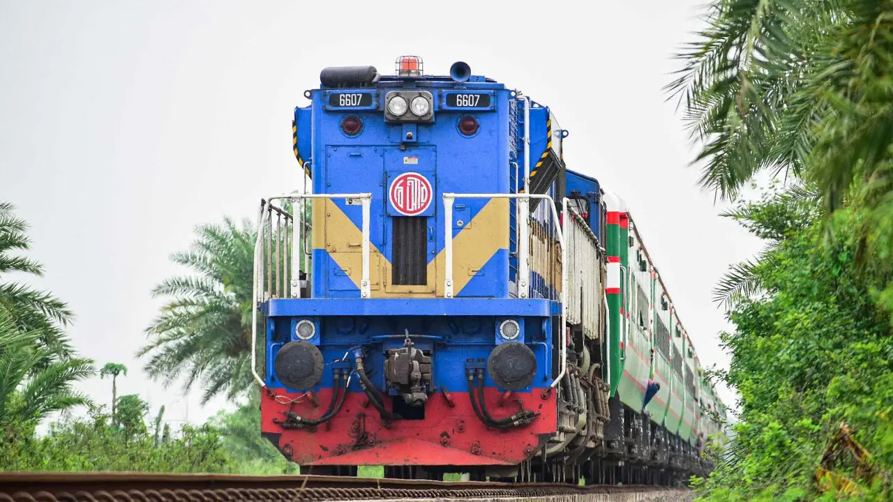 ট্রেনে ঈদযাত্রা : শুরুতেই বিলম্ব ধূমকেতু