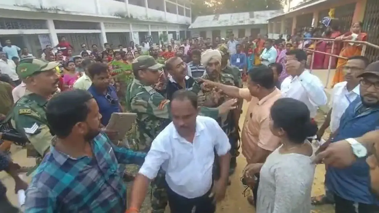 ভোটচলাকালীন প্রিজাইডিং অফিসারকে চড়, গ্রেপ্তার বিজেপি নেতা (ভিডিও)