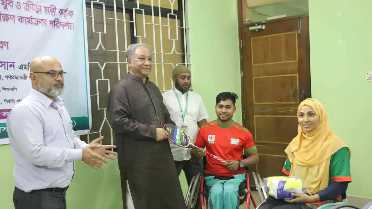 প্রতিবন্ধীদের মধ্যে ক্রীড়া সামগ্রী বিতরণ করেছেন পাপন