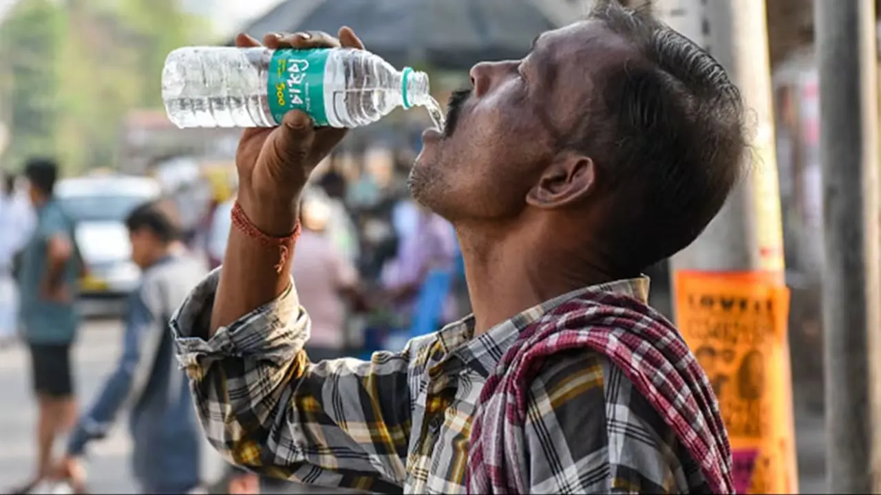 তীব্র তাপপ্রবাহে হিটস্ট্রোক এড়াবেন যেভাবে