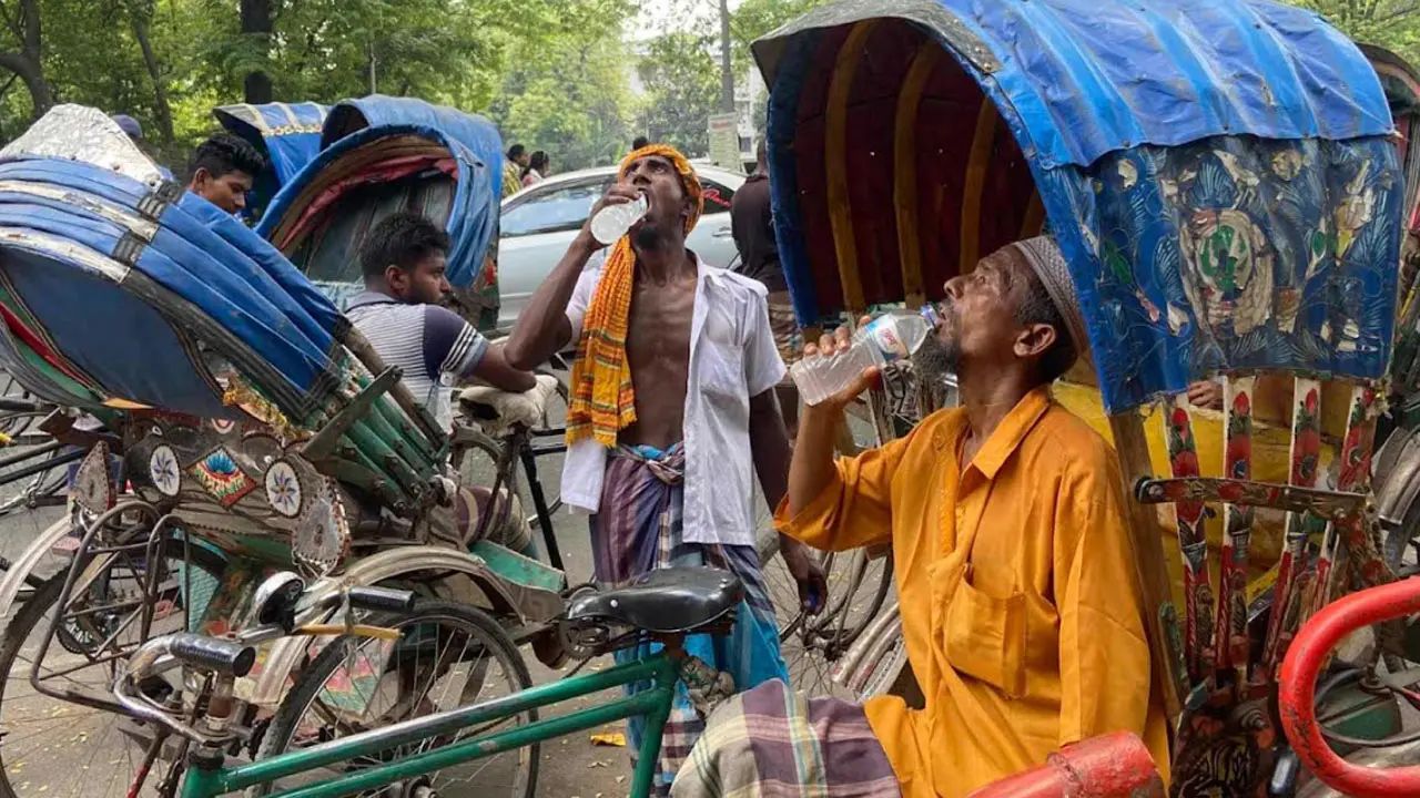ঢাবিতে রিকশাচালক ও জনসাধারণের মধ্যে পানি-স্যালাইন বিতরণ