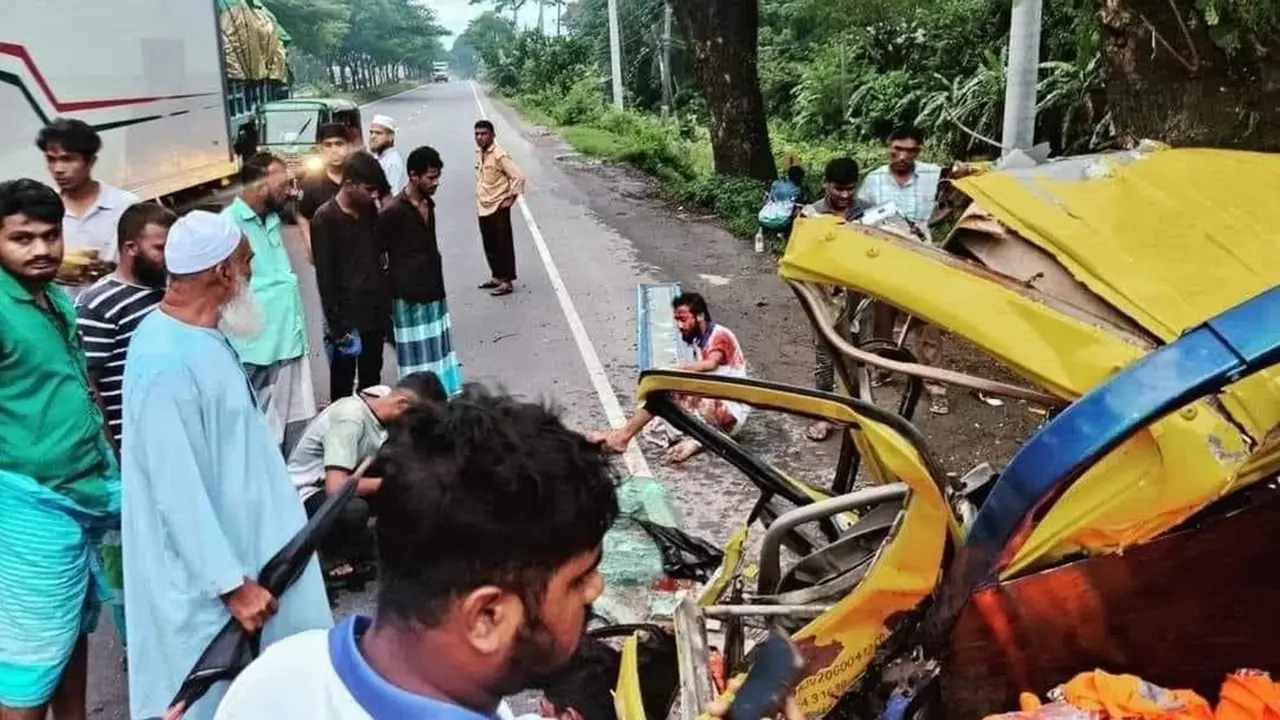 ত্রাণ দিয়ে ফেরার পথে দুর্ঘটনা, আহত ৯ স্বেচ্ছাসেবী