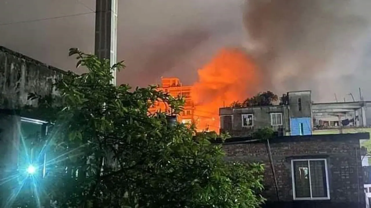 গভীর রাতে কুমিল্লায় গাড়ির শোরুমে আগুন