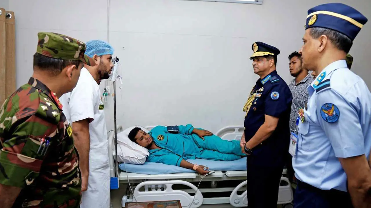 হাসনাতকে দেখতে সিএমএইচে বিমানবাহিনী প্রধান