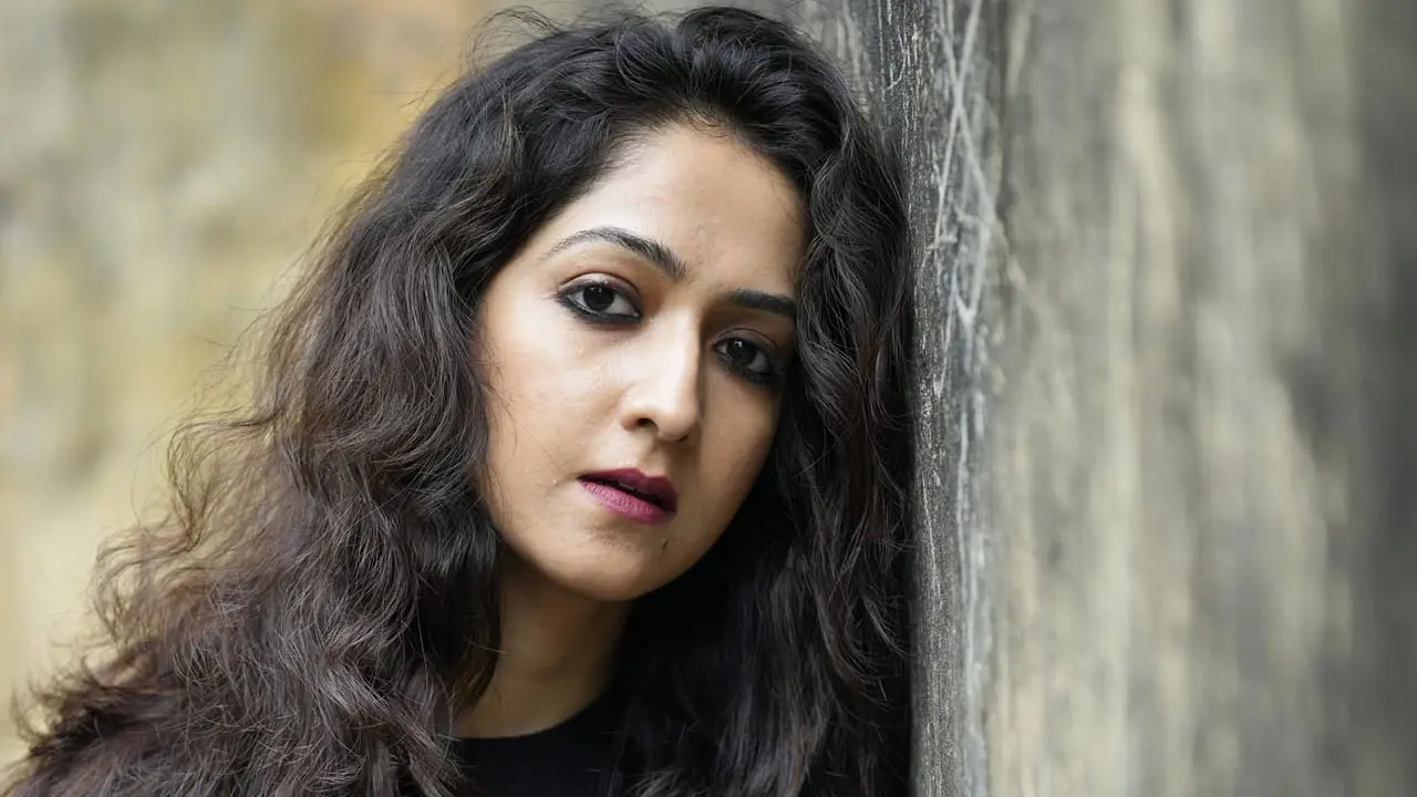 হোটেলের দেয়াল ভেঙে দিল হাতি, অল্পের জন্য রক্ষা পেলেন অভিনেত্রী