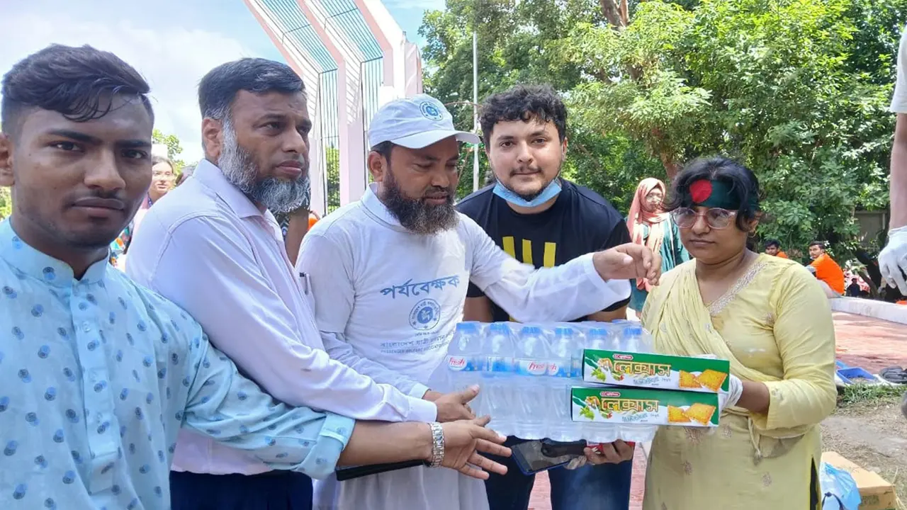 ট্রাফিক ব্যবস্থা নিয়ন্ত্রণে শিক্ষার্থীরা নজির সৃষ্টি করেছে