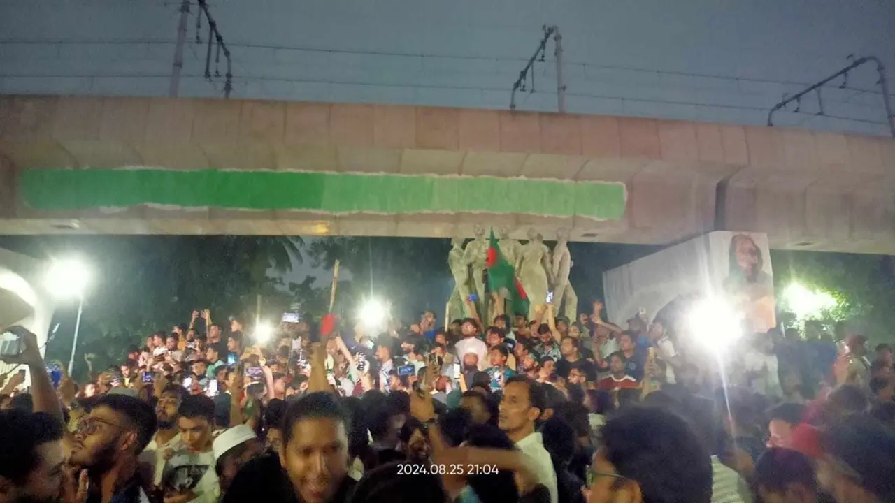 আটকা হাসনাত আবদুল্লাহ ও সারজিস, সচিবালয়ের পথে ঢাবি শিক্ষার্থীরা
