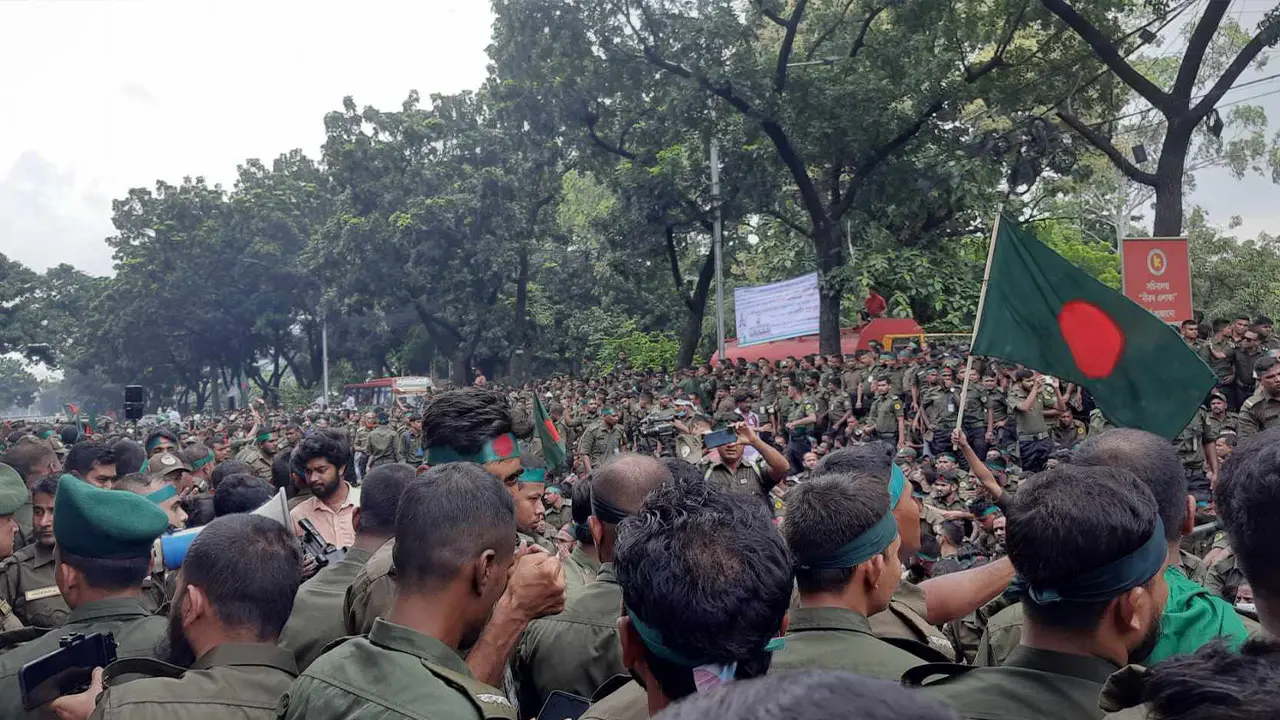 চাকরি জাতীয়করণের দাবিতে সচিবালয়ের সামনে আনসার সদস্যরা