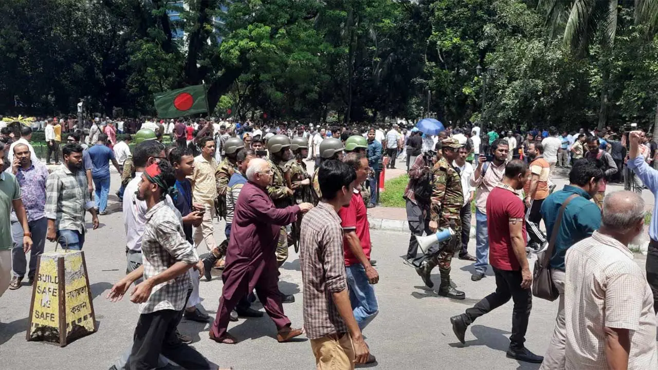 সবাইকে হাইকোর্ট ছেড়ে যেতে অনুরোধ করছে সেনাবাহিনী