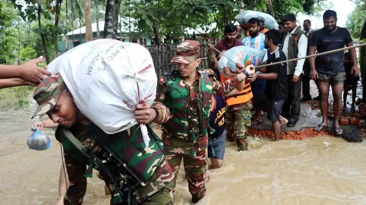 বন্যার্তদের উদ্ধারে ৬ জেলায় সশস্ত্র বাহিনীর কার্যক্রম