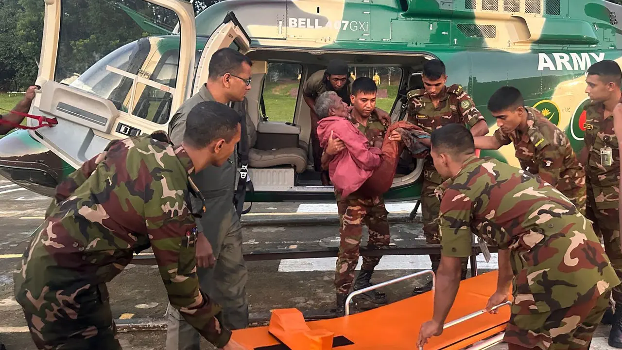 ১৬ হেলিকপ্টারের মাধ্যমে উদ্ধার ও ত্রাণ বিতরণে সেনাবাহিনী