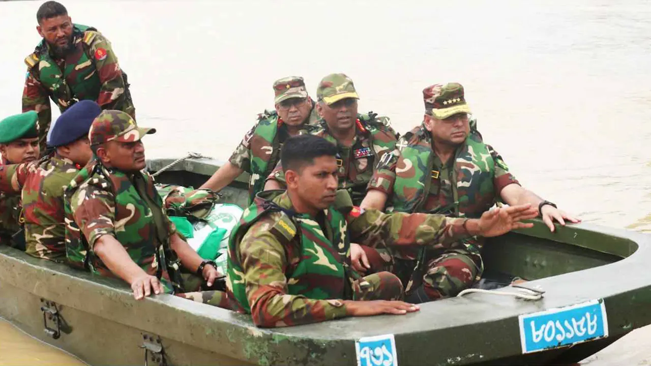 ফেনীর বন্যাকবলিত এলাকা পরিদর্শন করলেন সেনাপ্রধান