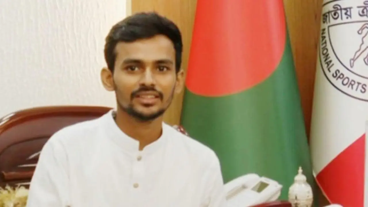অফিস শুরু করলেন ক্রীড়া উপদেষ্টা আসিফ মাহমুদ