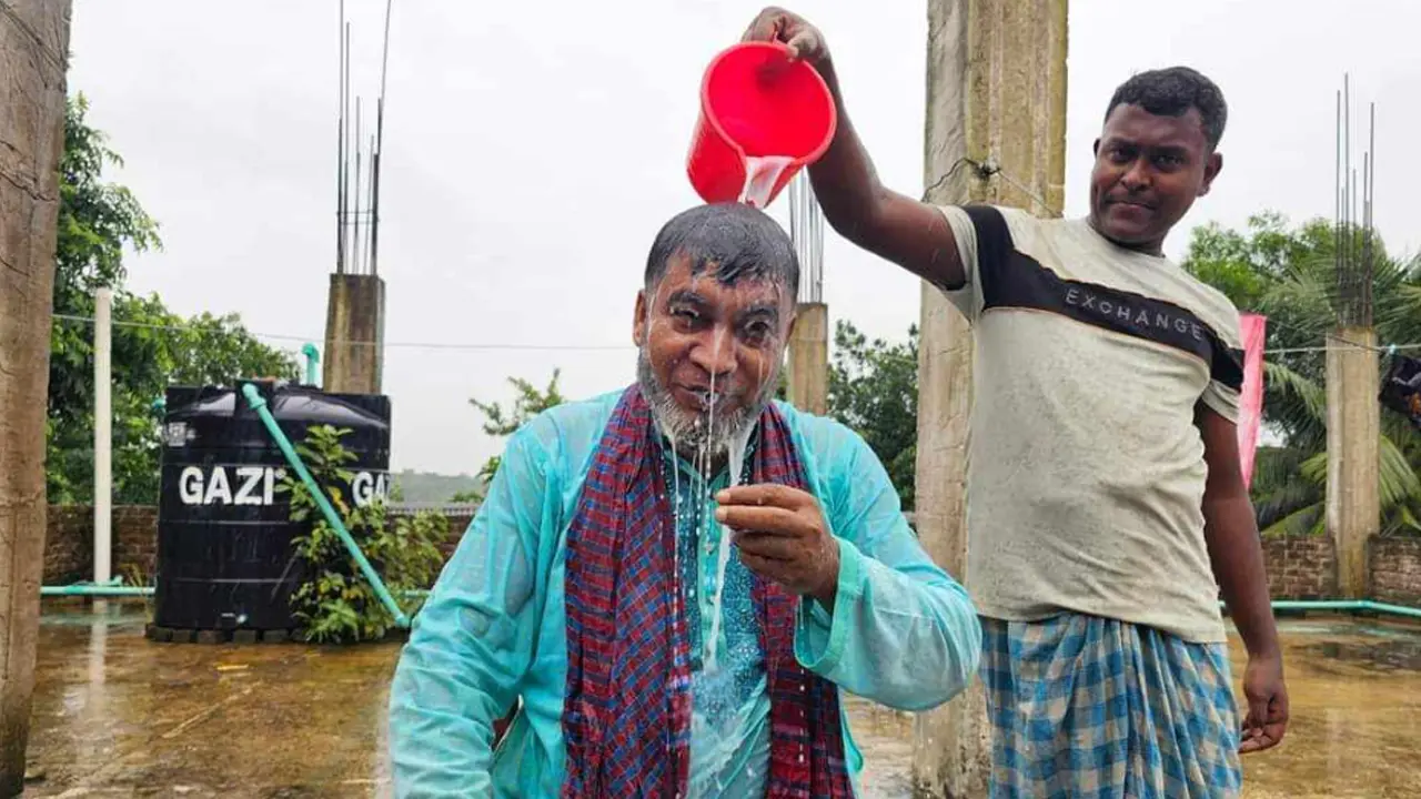 দুধ দিয়ে গোসল করে আ.লীগ ছাড়লেন ইউপি চেয়ারম্যান