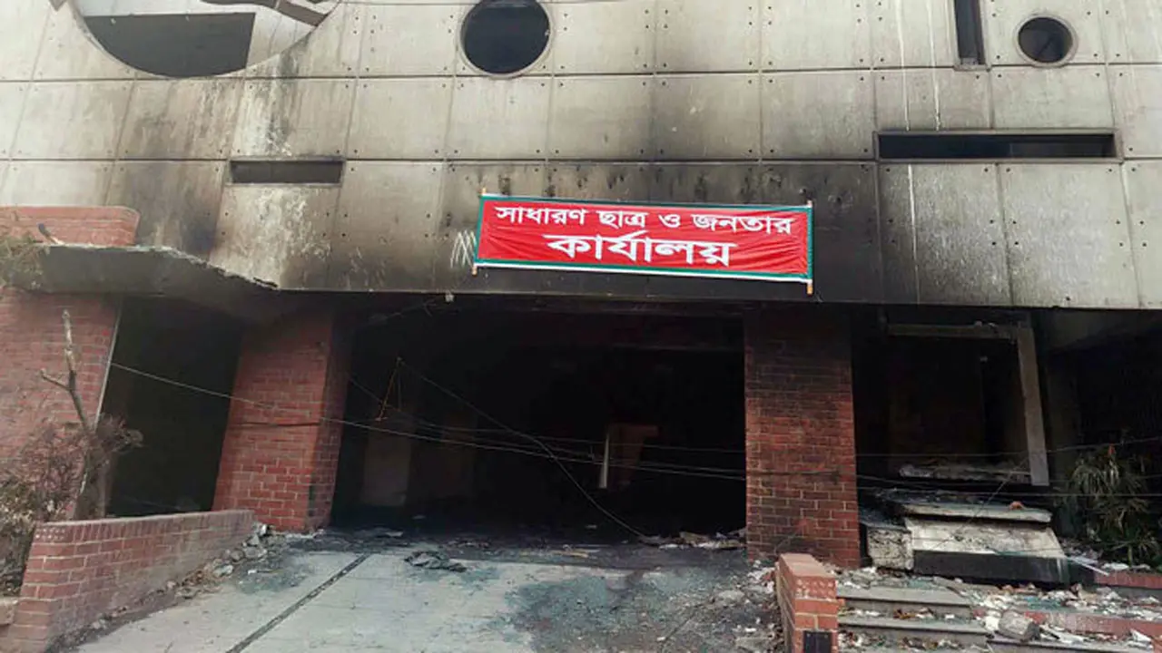 আ.লীগের কেন্দ্রীয় অফিসে ‘সাধারণ ছাত্র ও জনতা’র ব্যানার