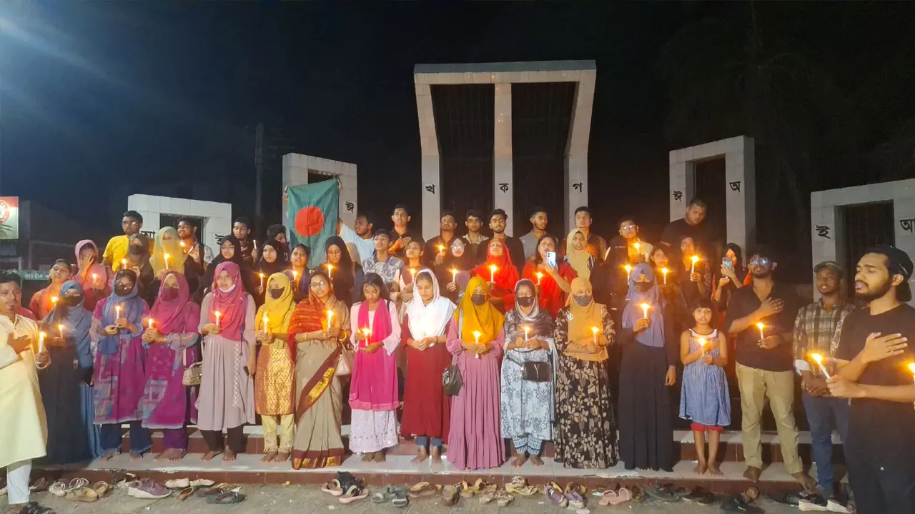 আন্দোলনে নিহতদের স্মরণে বরগুনায় মোমবাতি প্রজ্বলন 