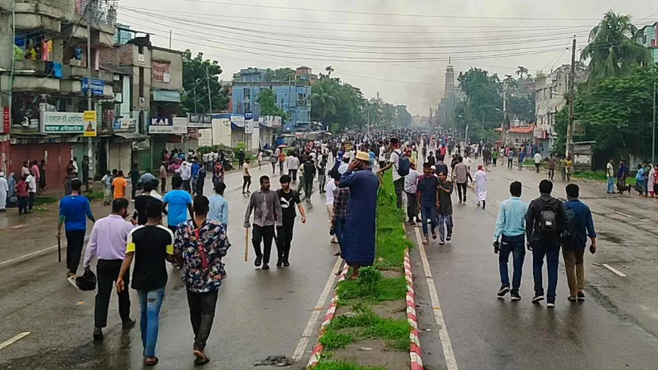 বরিশালের মহাসড়ক আন্দোলনকারীদের দখলে