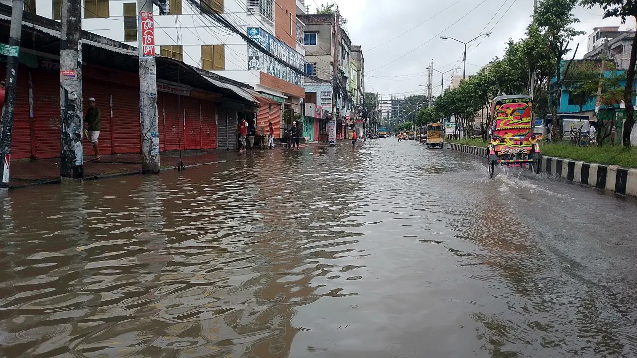 বৃষ্টিতে নাকাল বরিশালবাসী, তলিয়ে গেছে প্রধান প্রধান সড়ক