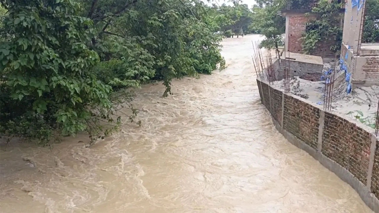 আখাউড়ায় বন্যা, বিপজ্জনক অবস্থায় হাওড়া নদীর পানি