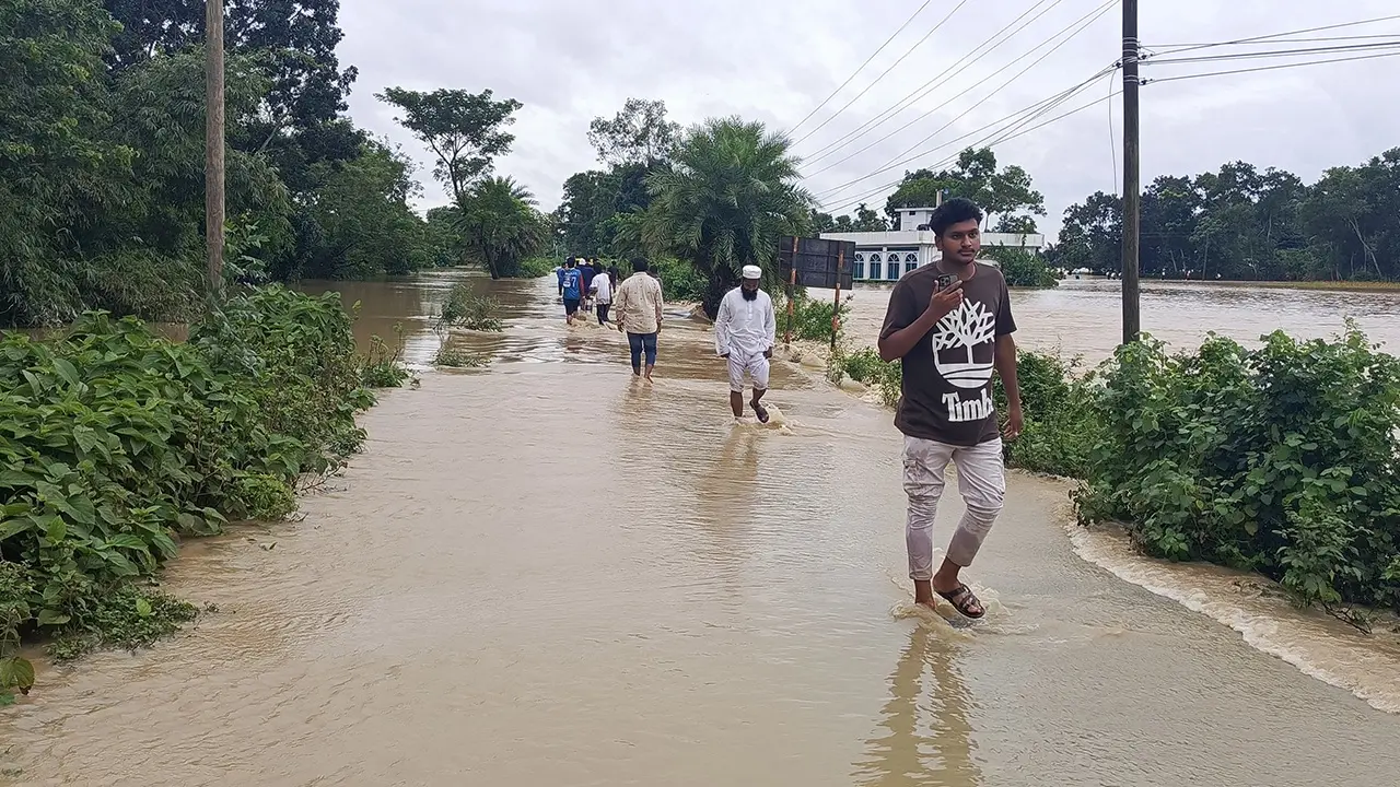 আখাউড়ায় কমতে শুরু করেছে বন্যার পানি