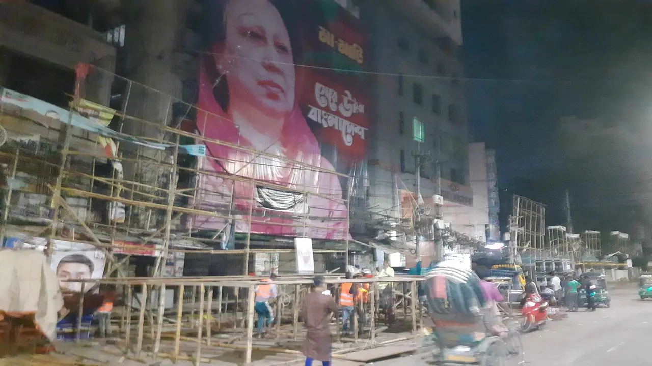 নয়াপল্টনে বিএনপি কার্যালয়ের সামনে প্রস্তুত হচ্ছে মঞ্চ