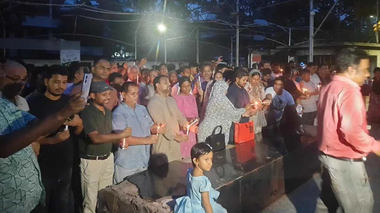 বঙ্গবন্ধু প্রতিকৃতিতে মোমবাতি প্রজ্বলন