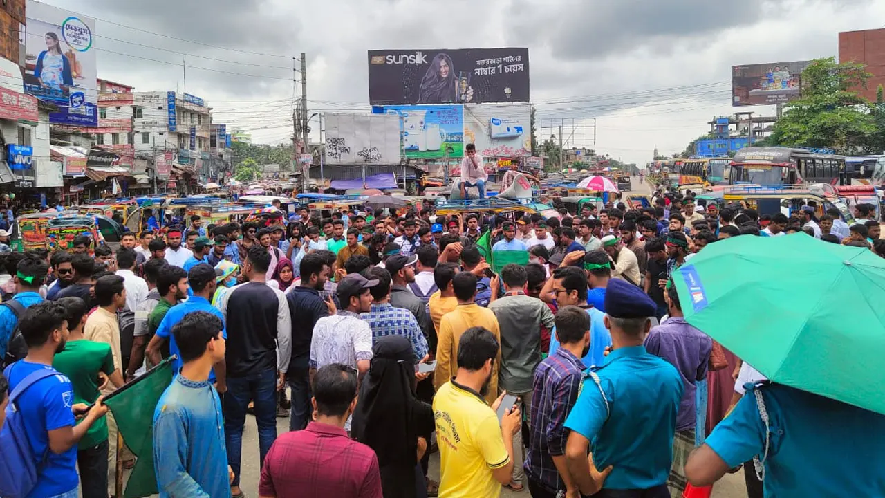 শেখ হাসিনার বিচার দাবিতে বরিশালে শিক্ষার্থীদের সড়ক অবরোধ
