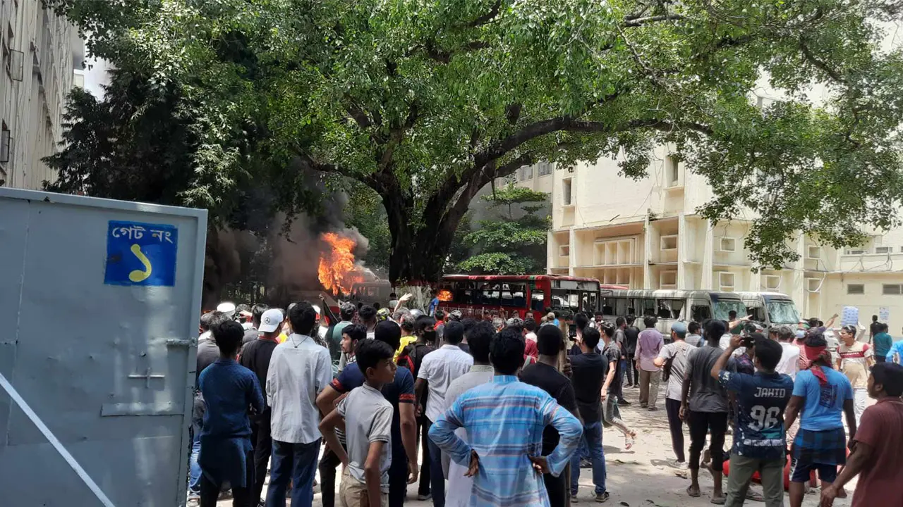 আতঙ্কে রোগীরা, হাসপাতাল ছাড়ছেন চিকিৎসক-স্বাস্থ্যকর্মীরা