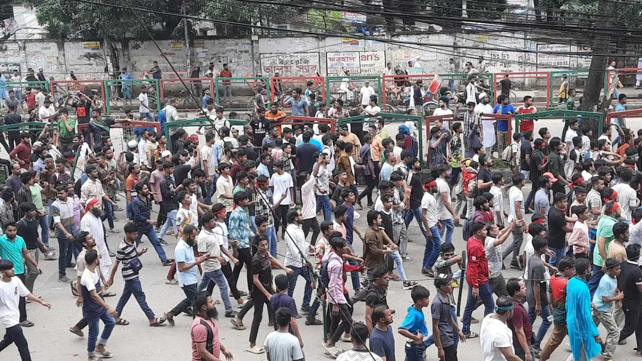 স্লোগানে স্লোগানে উত্তাল সায়েন্সল্যাব, বন্ধ যানচলাচল