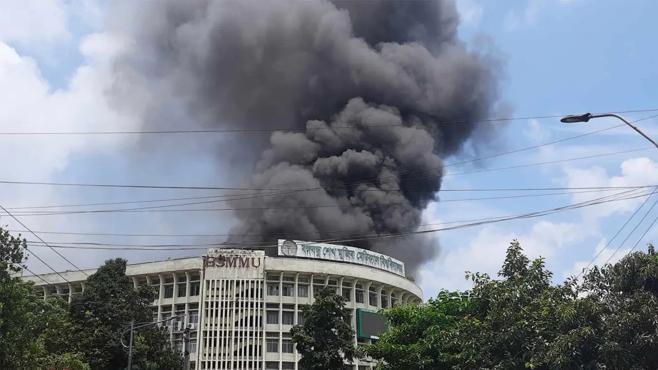 শাহবাগে ছাত্রলীগ-আন্দোলনকারীদের সংঘর্ষ, ৫০ গাড়ি ভাঙচুর