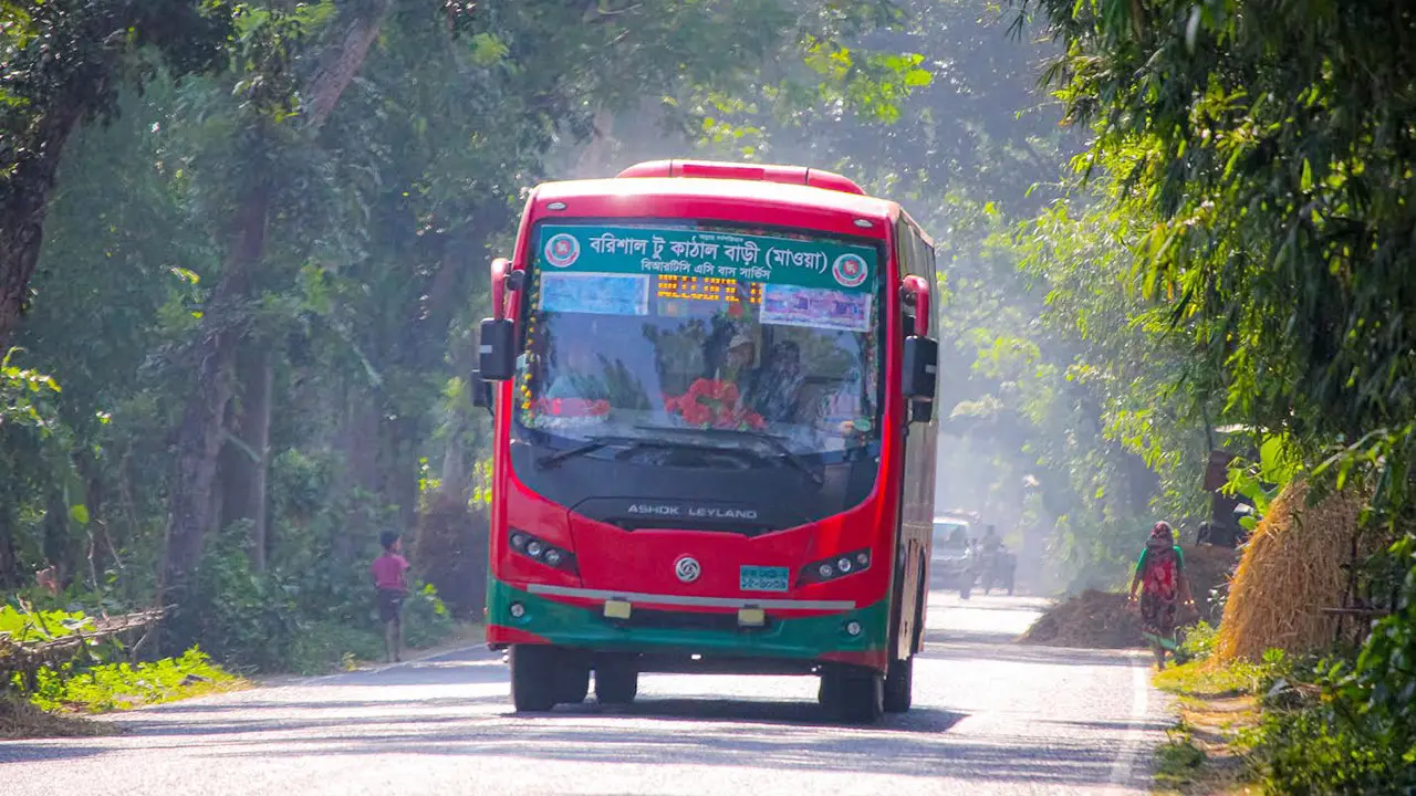বরিশালে শিক্ষার্থীদের জন্য ৩০ শতাংশ ভাড়া কমালো বিআরটিসি