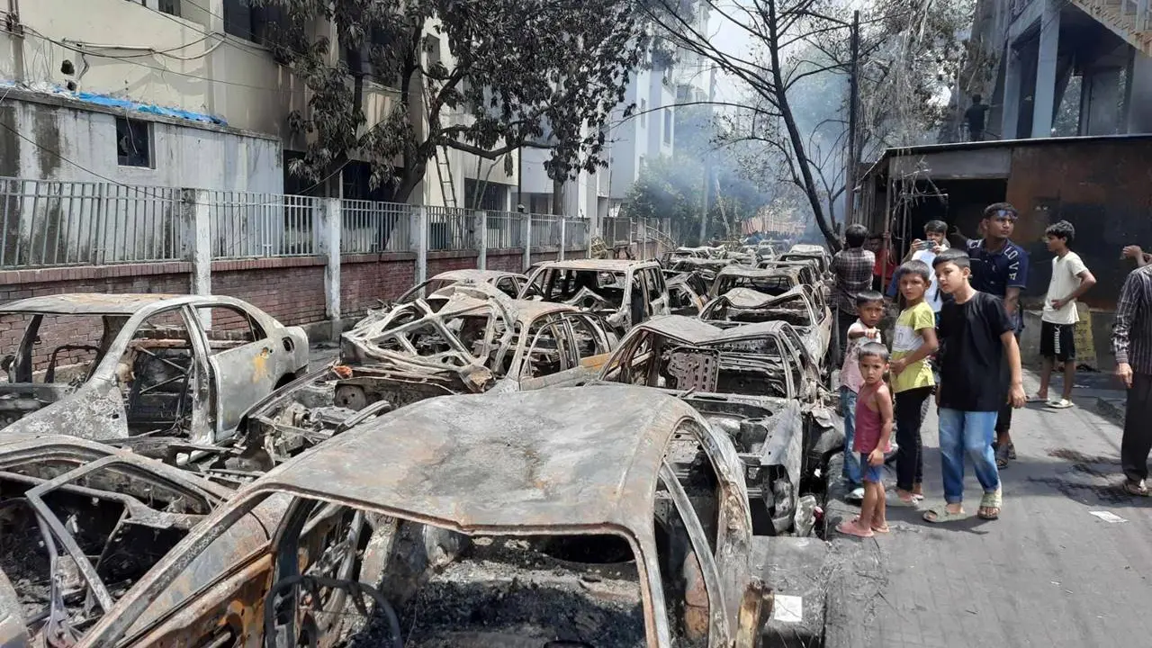 ভাটারা থানায় ধ্বংসযজ্ঞের ক্ষতচিহ্ন, এখনো বের হচ্ছে ধোঁয়া