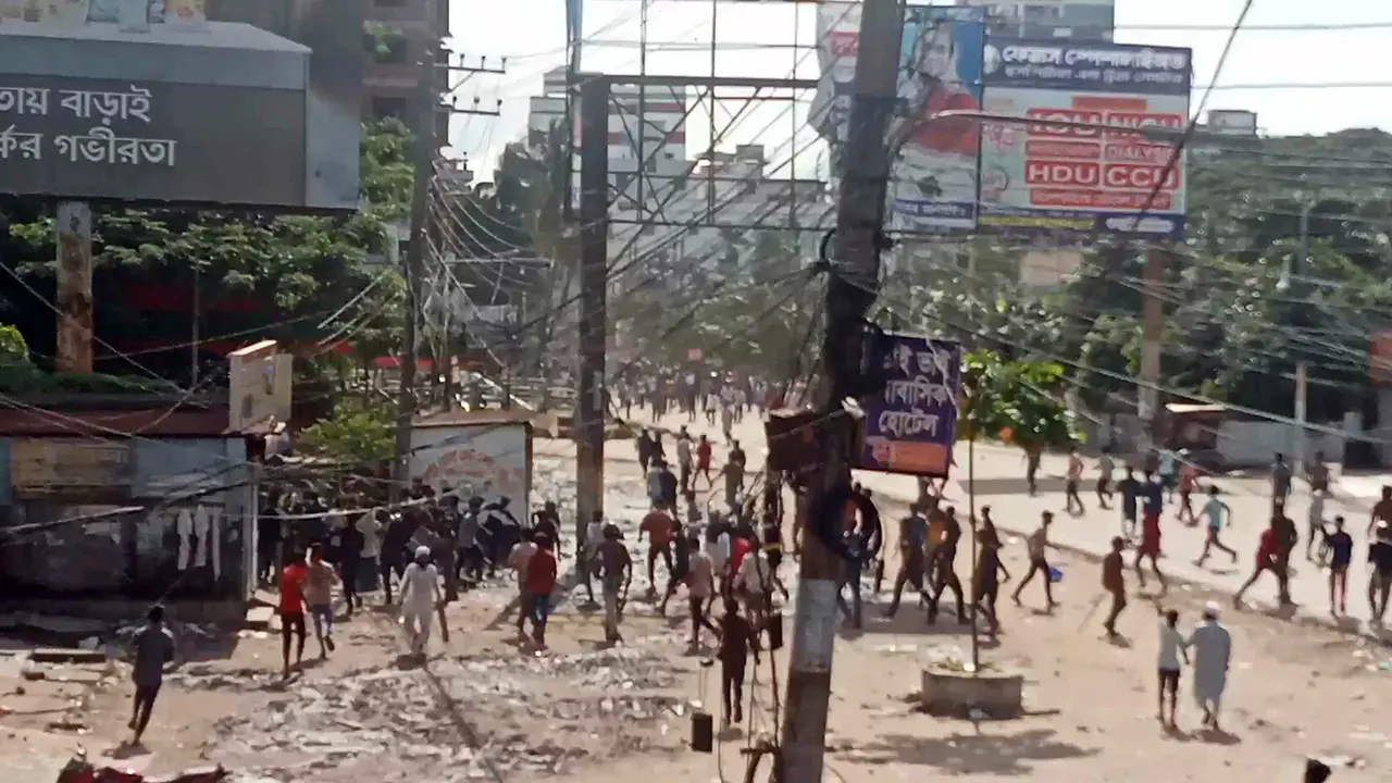 চাঁদপুরে দীপু মনির বাসায় হামলা