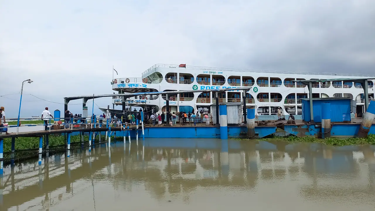 অনির্দিষ্টকালের জন্য বন্ধ চাঁদপুরের সবধরনের লঞ্চ চলাচল
