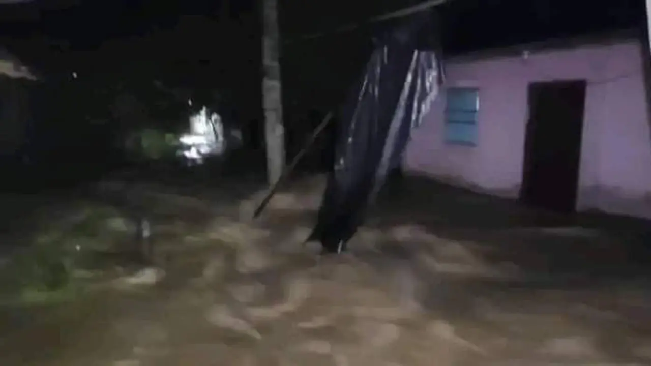 চট্টগ্রামে হালদা নদীর বাঁধ ভেঙে প্লাবিত হচ্ছে লোকালয়