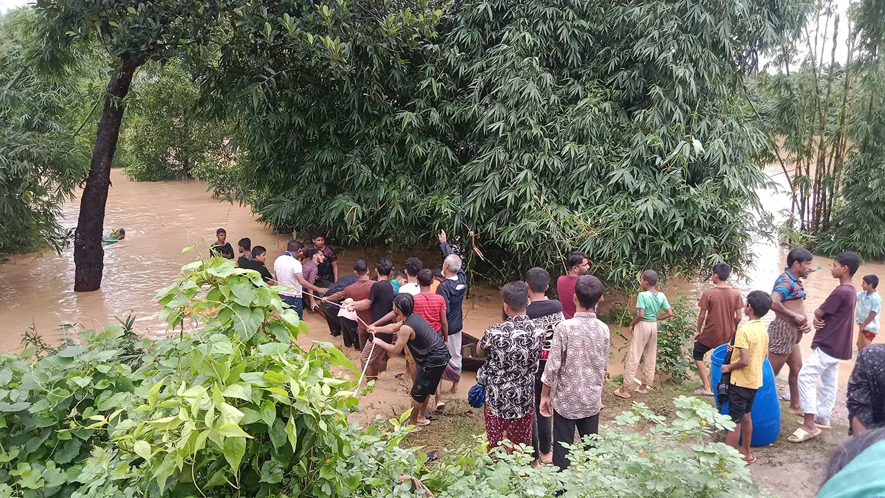 পূর্বাভাস না পাওয়ায় বিপর্যস্ত কুমিল্লার বন্যার্তরা