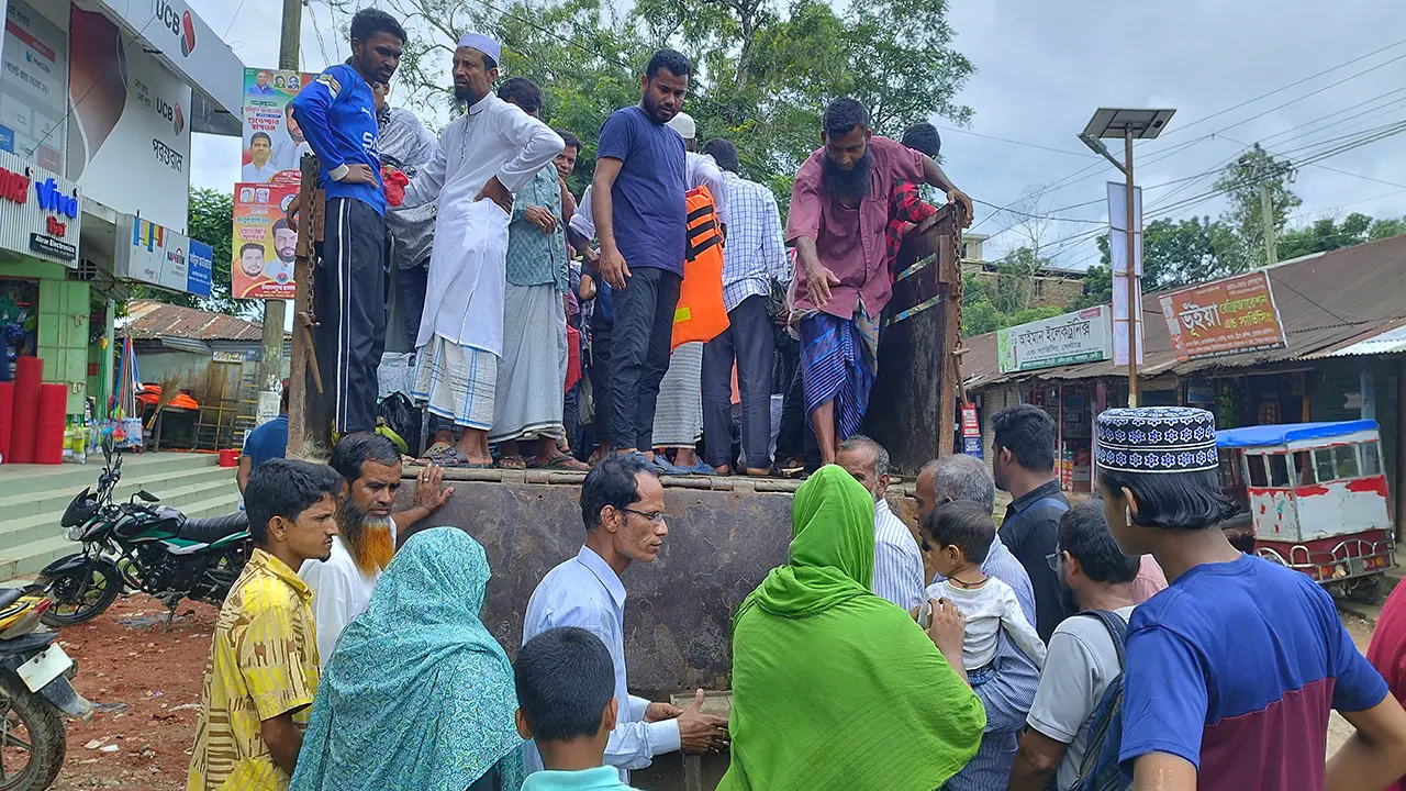 ফেনীতে বন্যাকবলিত এলাকায় ঝুঁকি নিয়ে ট্রাক-পিকআপে করে ছুটছেন মানুষ