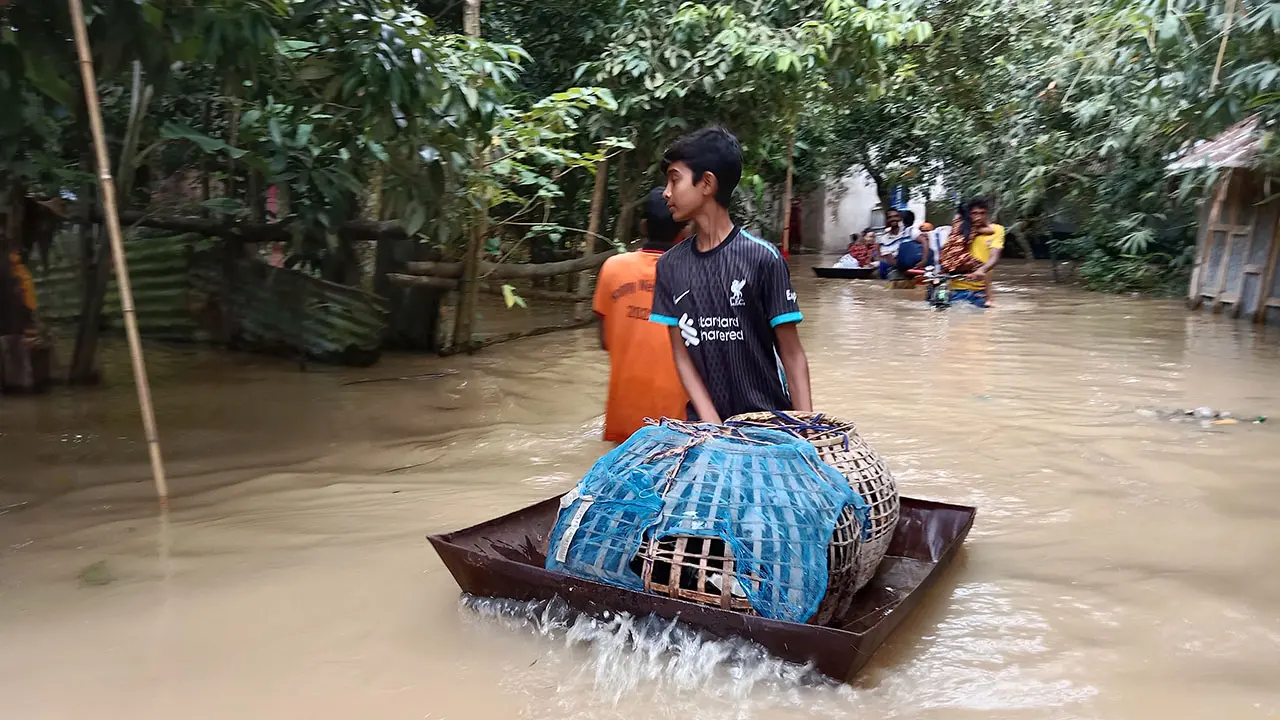 কুমিল্লায় বন্যা দুর্গতদের মরার ওপর খাঁড়ার ঘা