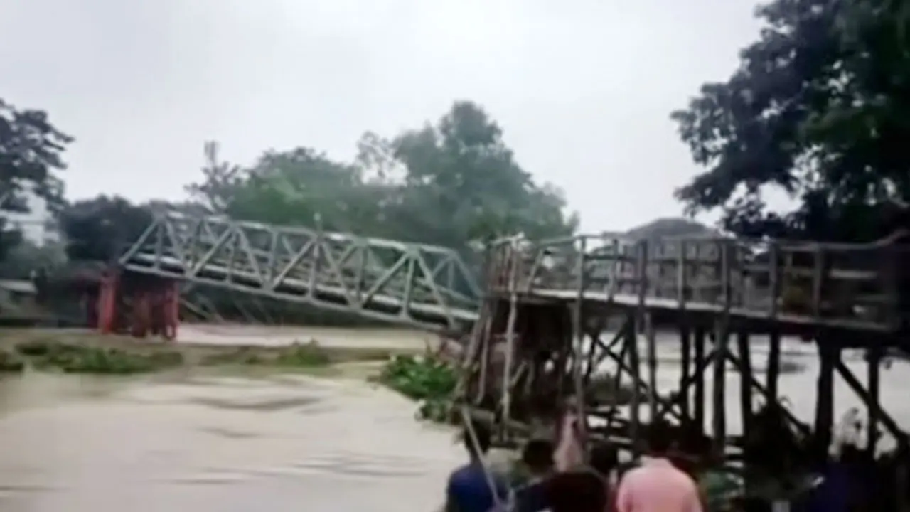 তীব্র স্রোতে ভেঙে পড়ল গোমতী নদীর সেতু