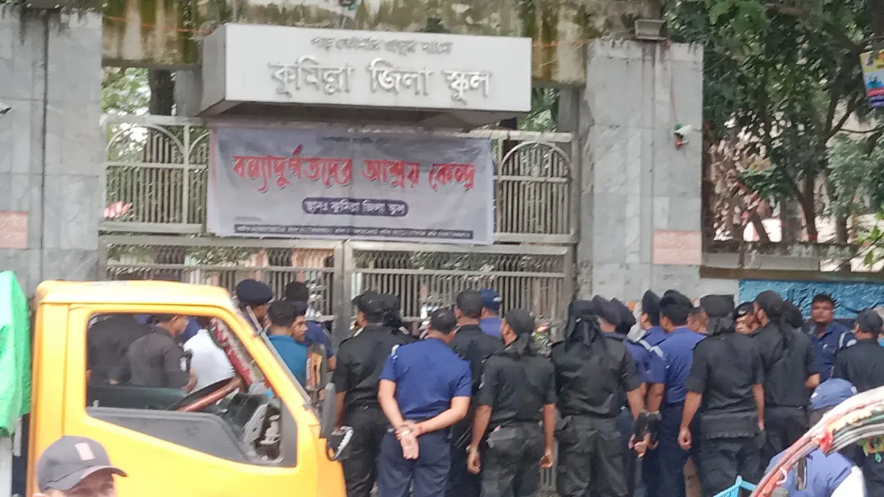 কুমিল্লায় আইজিপি ও র‍্যাব মহাপরিচালককে অবরুদ্ধ করলেন শিক্ষার্থীরা
