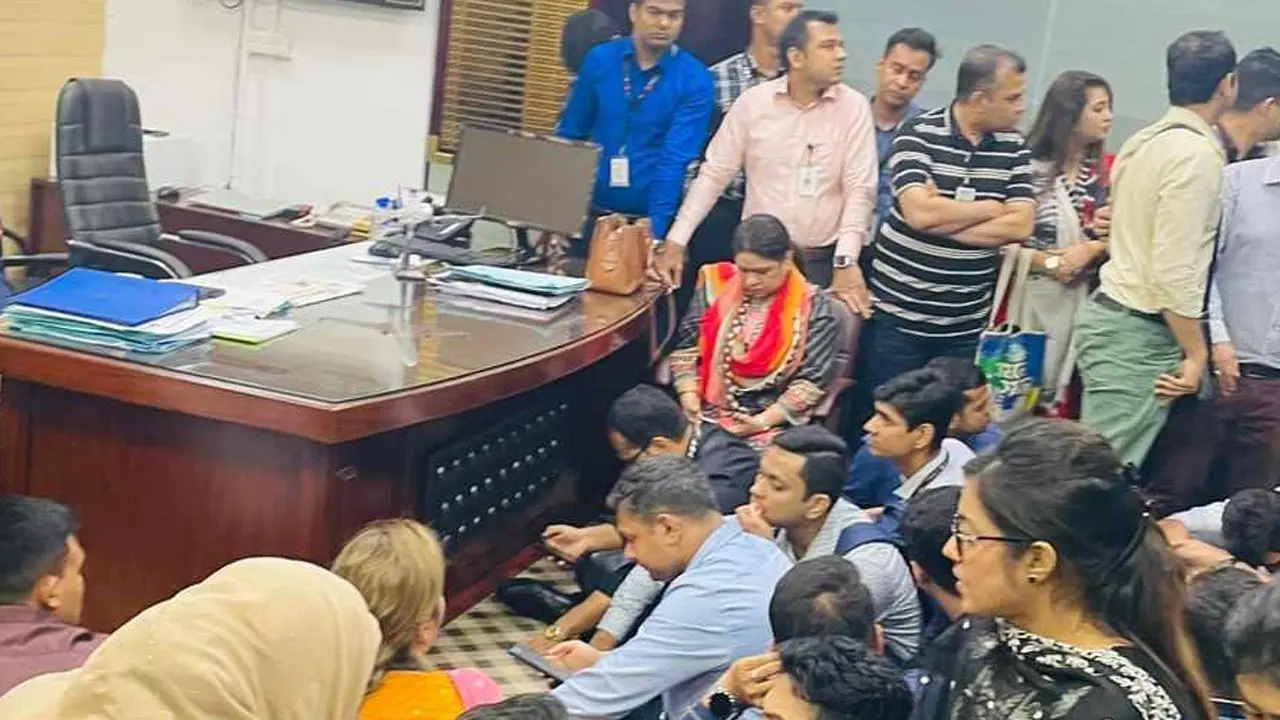 আন্দোলনে বিমানের চুক্তিভিত্তিক ক্রুরা, ফ্লাইটে না যাওয়ার হুমকি