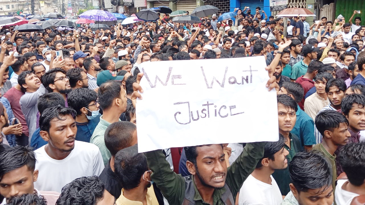 বৃষ্টিতেও ছাত্র-জনতার স্লোগানে উত্তাল চট্টগ্রাম