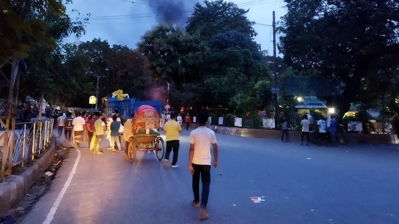 চট্টগ্রামে থানায় থানায় আক্রমণ চলছে