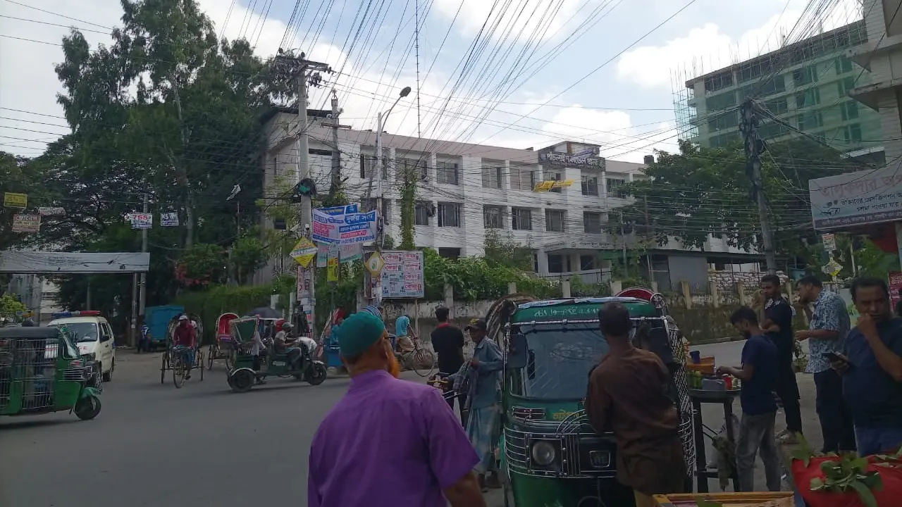 চট্টগ্রামে স্বাভাবিক হতে শুরু করেছে জনজীবন