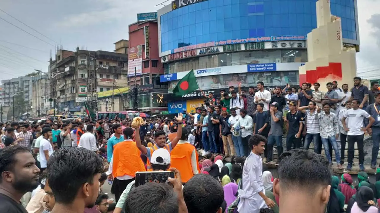 প্রধান বিচারপতির পদত্যাগের দাবিতে চট্টগ্রামে বিক্ষোভ