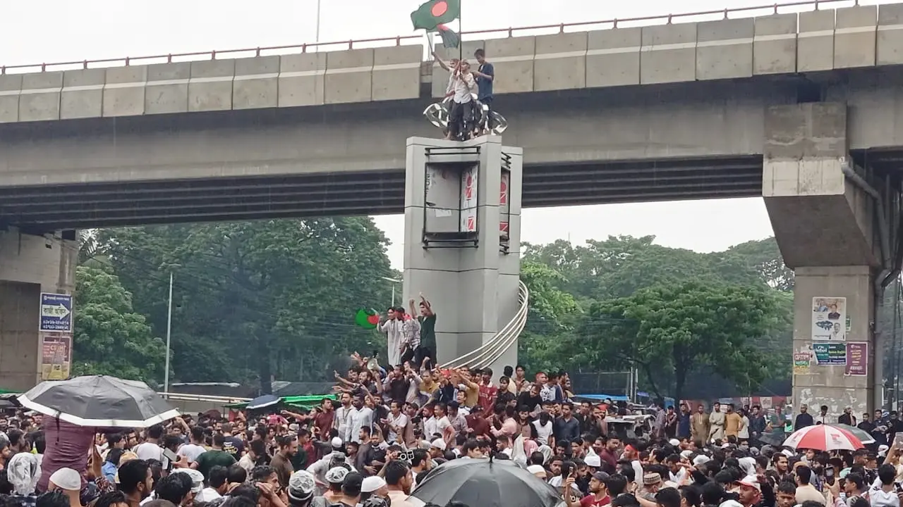 চট্টগ্রামে শিক্ষার্থীদের মিছিল থেকে ছাত্রলীগকে ধাওয়া