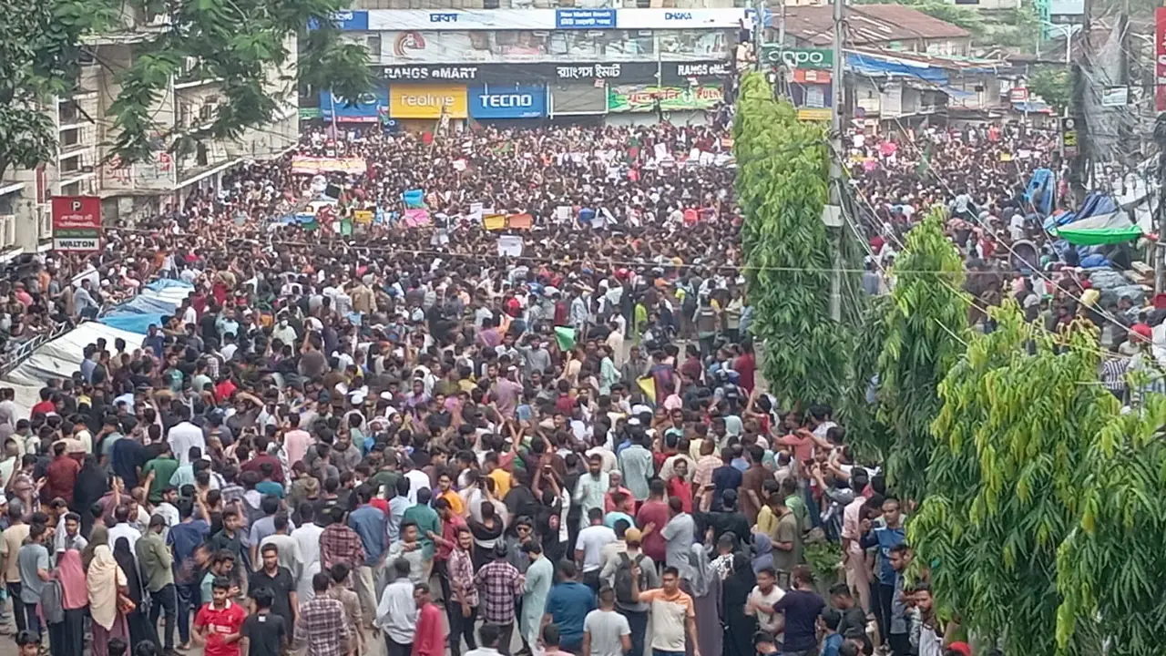 চট্টগ্রামে পুলিশকে মেরে ৮ গুলিবিদ্ধকে নিয়ে গেল বিক্ষোভকারীরা