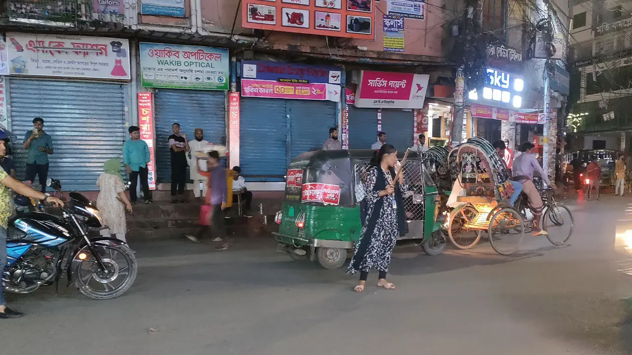 চট্টগ্রামে রাতেও ট্রাফিক সামলাচ্ছেন ছাত্রীরা