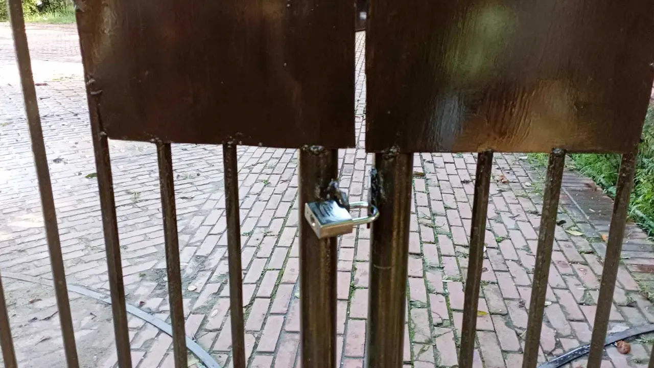 পদত্যাগ না করায় চবি উপাচার্যের বাসভবনে তালা
